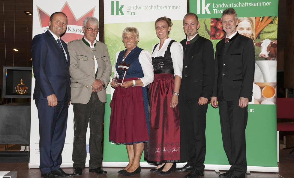 Familie Anker-Feistl bei einer Preisverleihung der Landwirtschaftskammer Tirol in Tracht