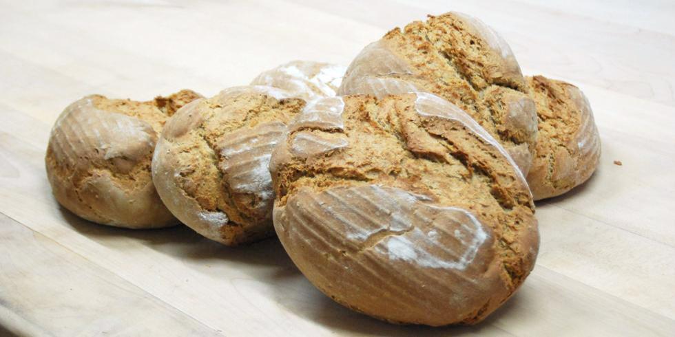Frisch gebackene Laibe Bauernbrot