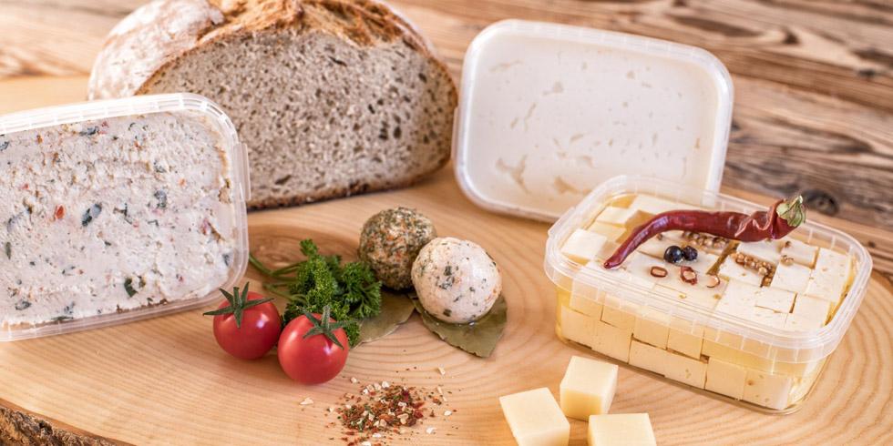 Bauernbrot mit Käse und Speck für die Brotzeit