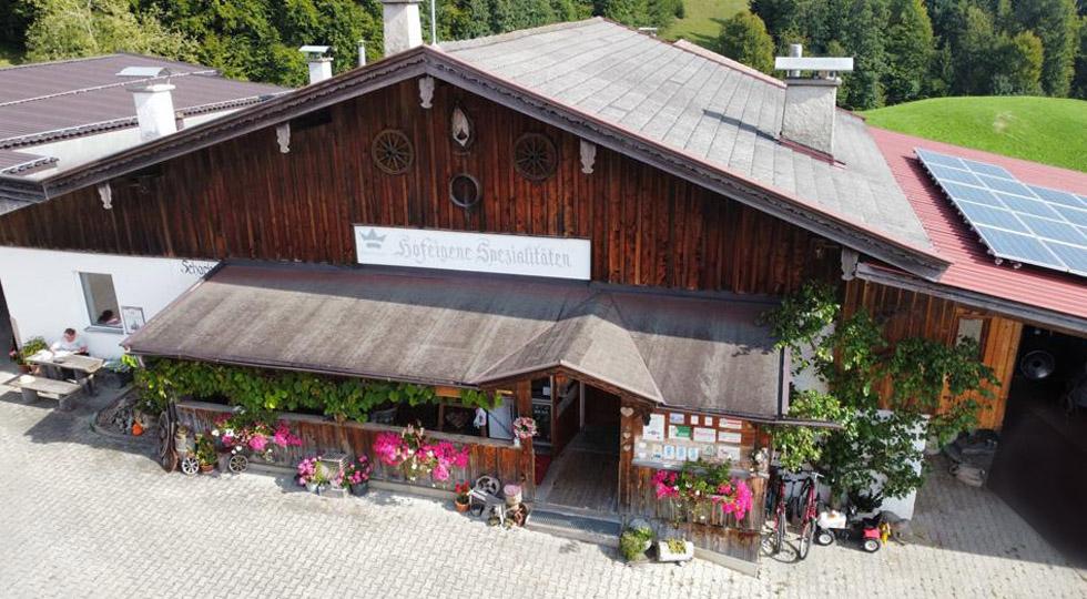 Der Hofladen mit der Aufschrift „Hofeigene Spezialitäten“ am Hinterschachnerhof
