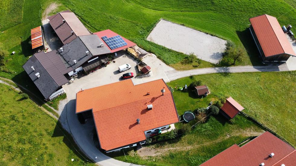 Luftaufnahme des Hinterschachnerhofs mit Hofgebäuden und Reitplatz