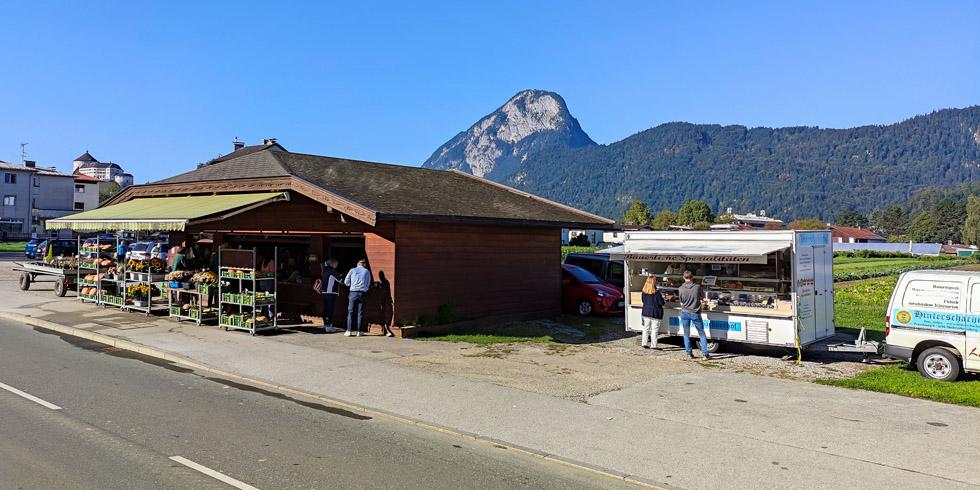 Verkaufsstand des Hinterschachnerhofs bei Gartenbau Strillinger in Kufstein mit Bergpanorama