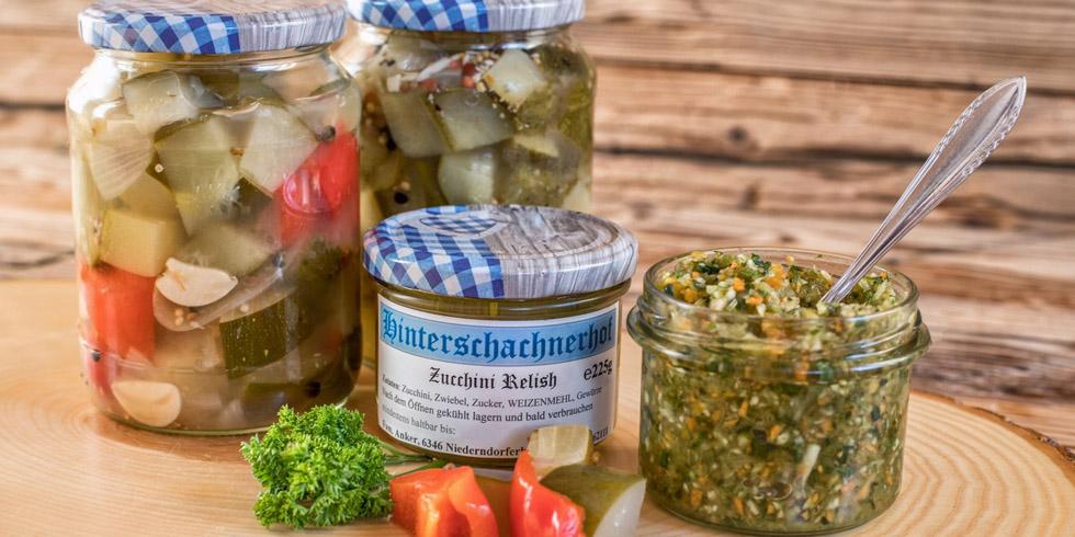 Eingelegtes und Aufstriche im Glas mit Hinterschachnerhof-Etikett