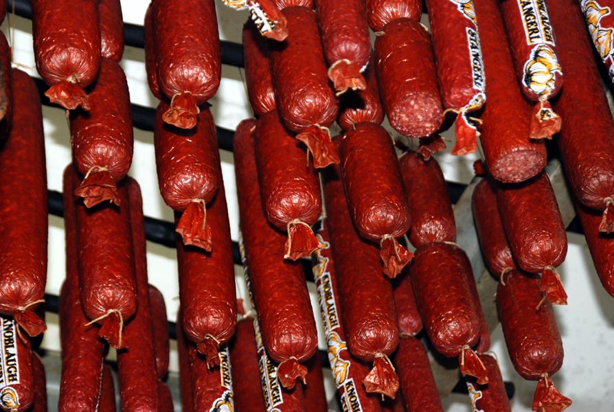 Hausgemachte Salami und Kaminwurzeln hängen zum Reifen
