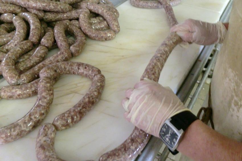 Wurst wird von Hand abgefüllt