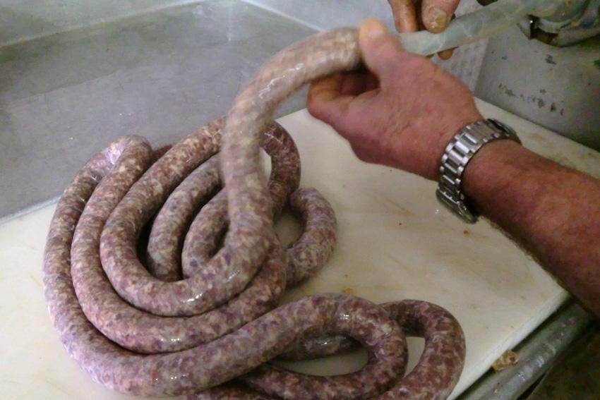 Frische Würste werden zu Schnecken gedreht