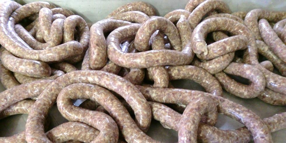 Viele frische Würste, bereit zum Reifen
